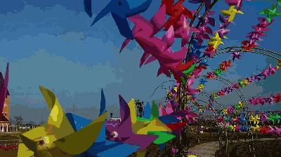 在那一片姹紫嫣红的风车中还有一些造型各异的荷兰风车堪称是一场大气