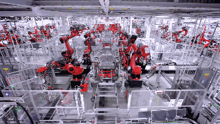 特斯拉工廠全新動圖 看不到工作人員 只有一堆機械臂在工作 科技 第8張
