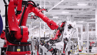特斯拉工廠全新動圖 看不到工作人員 只有一堆機械臂在工作 科技 第11張