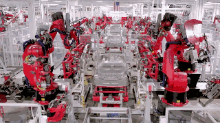 特斯拉工廠全新動圖 看不到工作人員 只有一堆機械臂在工作 科技 第6張