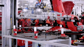 特斯拉工廠全新動圖 看不到工作人員 只有一堆機械臂在工作 科技 第7張