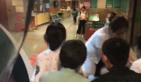 



网约车司机送客时猝死，乘客被迫跳车！
