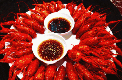 让身体内外一起感受那份火辣辣的酸爽,大汗淋漓,吃上一顿麻辣小龙虾