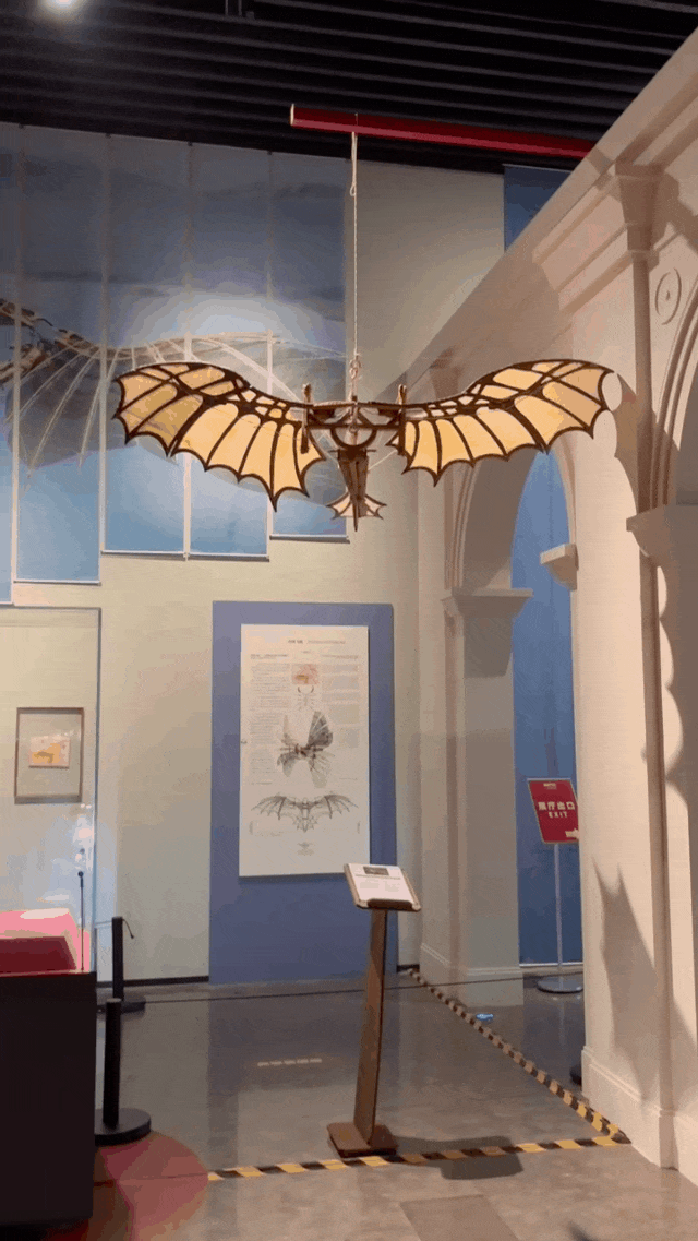 等比例缩放的大型机械鹰 图/中国广州发布