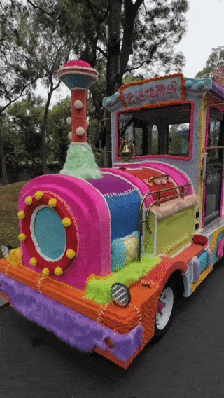 △ 色彩缤纷的毛线小火车