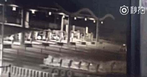 图片[6]-Mercedes-Benz Car with Malfunctioning Cruise Control on High