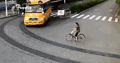 横穿马路,他们身边有人提醒要遵守交通规则……这些事故也许就不会