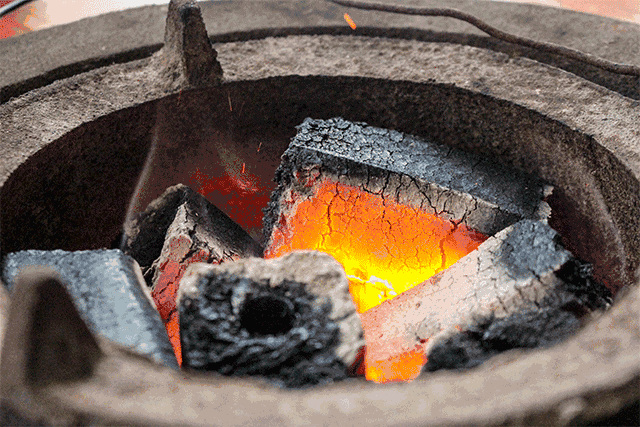 这可以说是桂林 第一家,用铜瓢煮,用炭火加热的牛肉火锅了