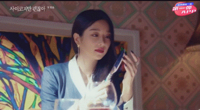 一个恋爱脑，一个神经病？