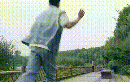 不求他演得多好，至少得像个人吧？