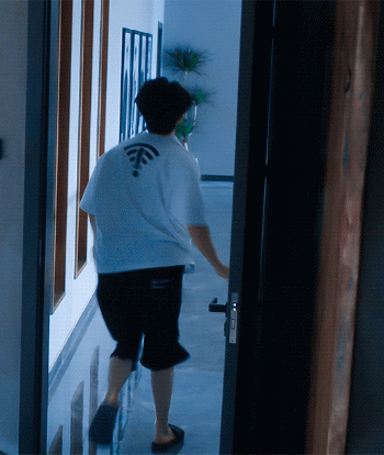 不求他演得多好，至少得像个人吧？