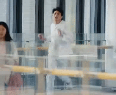 不求他演得多好，至少得像个人吧？
