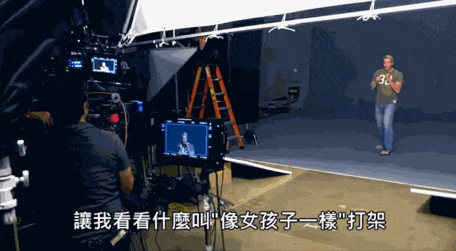 不求他演得多好，至少得像个人吧？