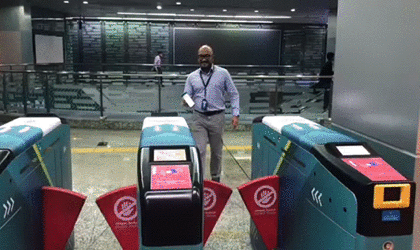 乘客在马来西亚地铁使用扫码支付