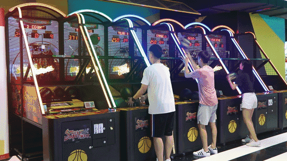 机,父子齐上阵有力而充满激情就像充满活力的心跳篮球与篮筐碰撞的