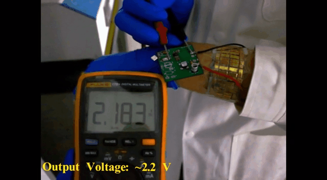 哈工大团队发明 “体温发电机”，可实时为LED灯供电，未来穿戴设备不再需要电池？的图2