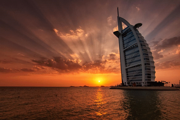 "迪拜之框"高150米,宽93米,相当于50层的高楼,它所在位置可是经过设计