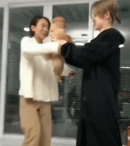 这是我见过把“狗仗人势”诠释的最淋漓尽致的狗子.......哈哈哈哈!-微信头条网 这是我见过把“狗仗人势”诠释的最淋漓尽致的狗子.......哈哈哈哈!