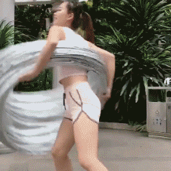 内涵美女gif动图：夏天穿一定很凉快吧