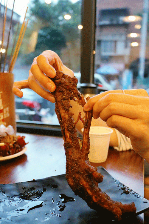 美女网红也要排队的烧烤店,原来还有这项特殊服务