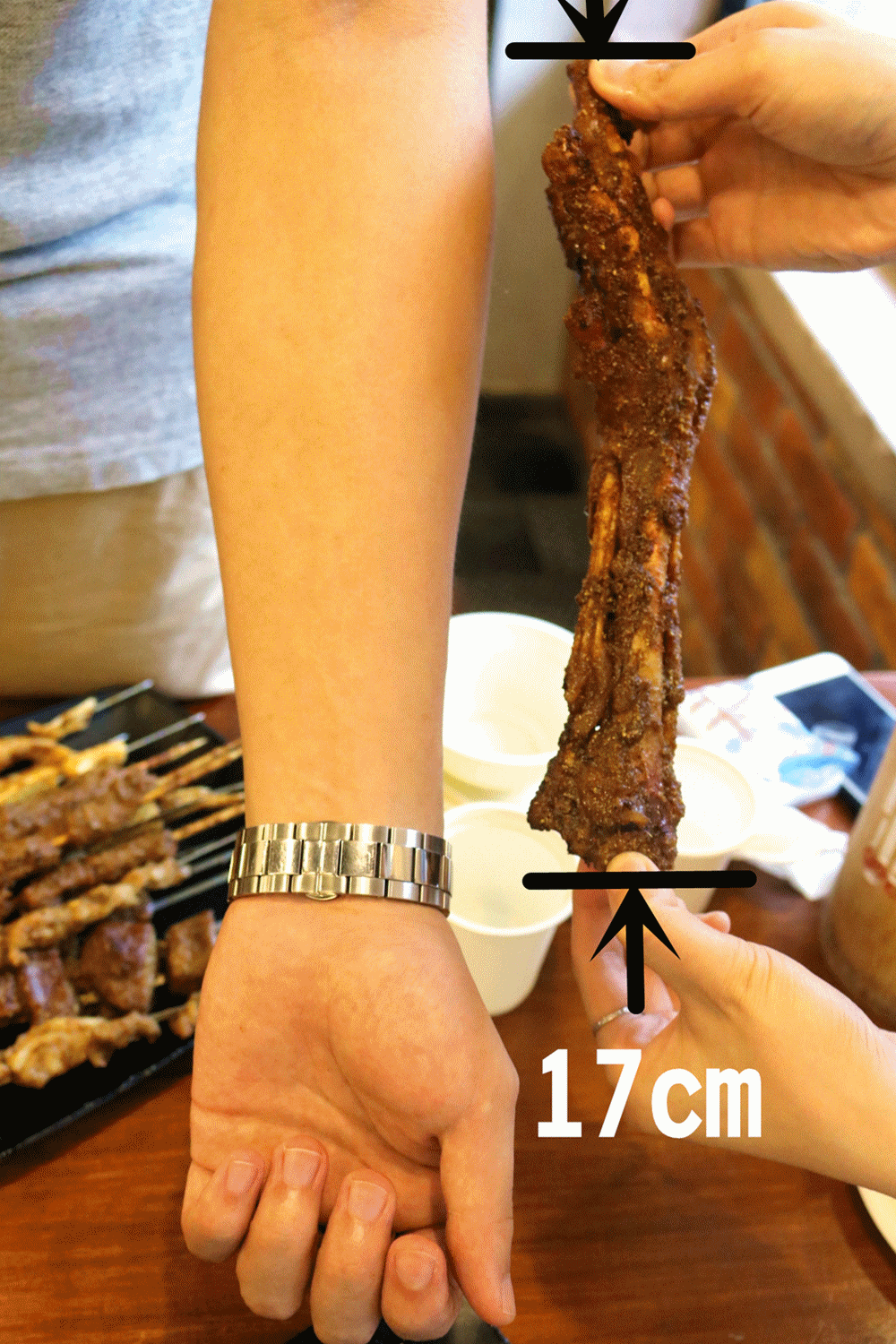 美女网红也要排队的烧烤店,原来还有这项特殊服务