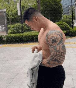 浙江寸头直男教练拍全见版iG上爆红，！你看了吗？