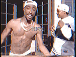 Tupac的骨灰被他兄弟卷成烟抽了，还有比这更硬核的吗？