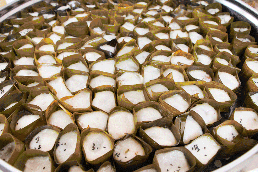 官塘74岁阿婆卖了30年的1元茶果,食客吃完还打包拎走.