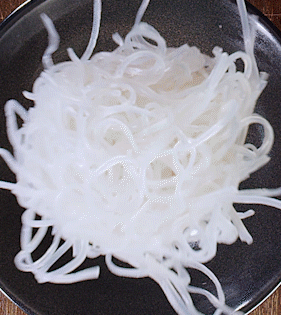 单身粮撩面系列关东煮。深海优质食材鱼丸、蟹排、蟹柳、海胆包、鱼豆腐+纯正红薯粉+慢炖浓香汤底,宵夜必吃的日式美食! 单身粮撩面系列关东煮。深海优质食材鱼丸、蟹排、蟹柳、海胆包、鱼豆腐+纯正红薯粉+慢炖浓香汤底,宵夜必吃的日式美食!