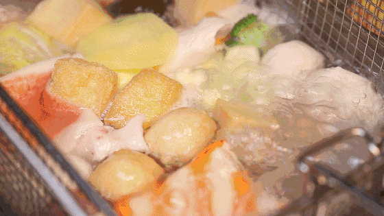 单身粮撩面系列关东煮。深海优质食材鱼丸、蟹排、蟹柳、海胆包、鱼豆腐+纯正红薯粉+慢炖浓香汤底,宵夜必吃的日式美食! 单身粮撩面系列关东煮。深海优质食材鱼丸、蟹排、蟹柳、海胆包、鱼豆腐+纯正红薯粉+慢炖浓香汤底,宵夜必吃的日式美食!