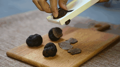 锦华黑松露广式月饼,中法日三位米其林大厨,历经三年联手打造,臻选全球多国原产地驰名食材。自吃爆爽,送礼超有面! 锦华黑松露广式月饼,中法日三位米其林大厨,历经三年联手打造,臻选全球多国原产地驰名食材。自吃爆爽,送礼超有面!
