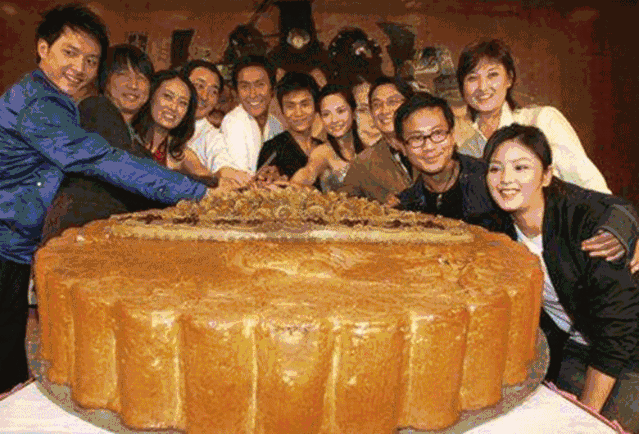 锦华黑松露广式月饼,中法日三位米其林大厨,历经三年联手打造,臻选全球多国原产地驰名食材。自吃爆爽,送礼超有面! 锦华黑松露广式月饼,中法日三位米其林大厨,历经三年联手打造,臻选全球多国原产地驰名食材。自吃爆爽,送礼超有面!