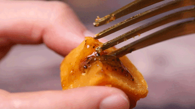 锦华黑松露广式月饼,中法日三位米其林大厨,历经三年联手打造,臻选全球多国原产地驰名食材。自吃爆爽,送礼超有面! 锦华黑松露广式月饼,中法日三位米其林大厨,历经三年联手打造,臻选全球多国原产地驰名食材。自吃爆爽,送礼超有面!