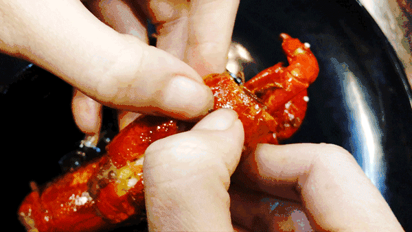 薄薄的外壳儿,轻轻一按就能破,以前吃小龙虾就觉得:妈哟,才难剥哟