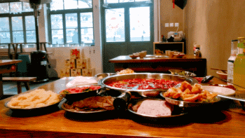 高新这个破房子里再现家庭老火锅的辉煌