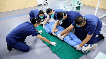 担架怎么固定【科普】急救现场我该如何搬运？_https://www.jmylbn.com_新闻资讯_第10张