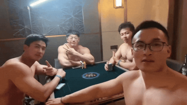 金陵F4肌肉男同框斗地主比帅，网友直呼：都让让，我要上桌！