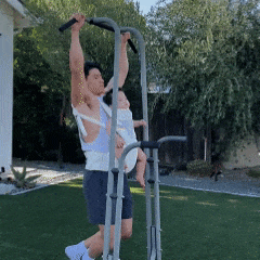 陕西超粗壮的列车长火了，网友：这西北汉子是真爸爸！