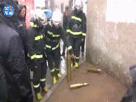 危急！榆林神木一居民房外驚現炮彈！引線還在！對面就是學校！