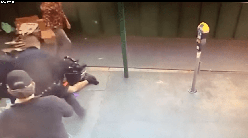 惊曝旧金山唐人街袭警事件! 亚裔女警遭男子重摔倒地...（视频） - 6