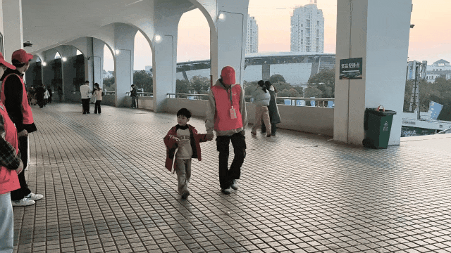 带小孩.gif