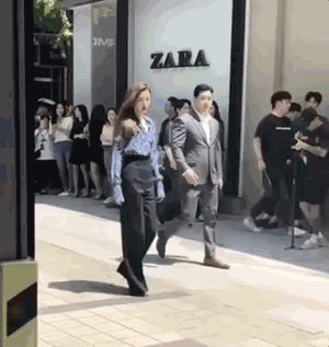 20岁爆红，38岁成百亿总裁夫人，一现身就上热搜，她凭啥？  （图） - 50