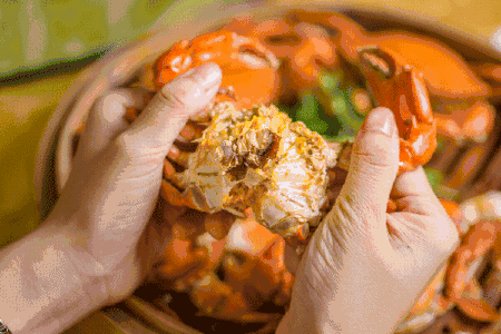 吃螃蟹