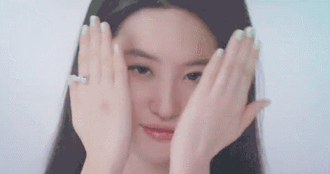 他们说都好看,刘看起来更年轻,很cute,很pretty,吕虽然长得有点weird