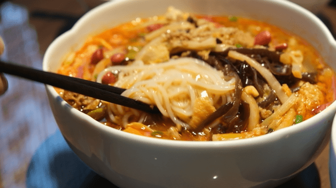 中国最“上头”的城市，3元逛遍全城，比成都更安逸，隐匿了千年，却因一碗粉让全国人上瘾！