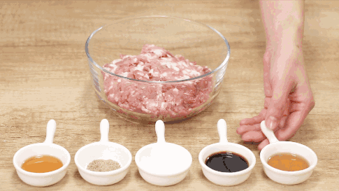 小雷和你一起包饺子