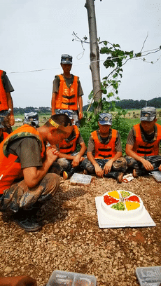 20岁战士防洪大堤上过生日，他的许愿让人泪奔…