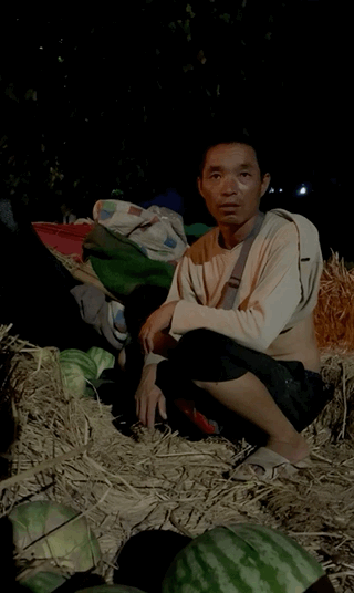 深夜路灯下的这位父亲，看哭无数网友……