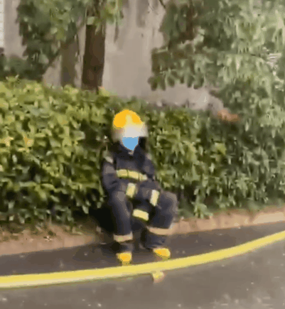 你看他困得啊 坐在大雨里睡着了 新闻频道