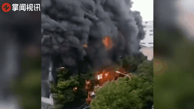 你看他困得啊 坐在大雨里睡着了 新闻频道